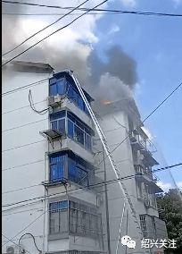 网友爆料小区火灾视频,网友现场视频记录惊险瞬间  第1张